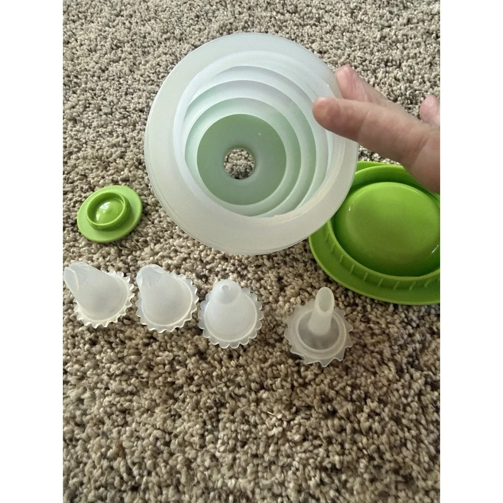 Tupperware 6255A-1 Green Squeeze-It Cake Decorator & 4 tips
